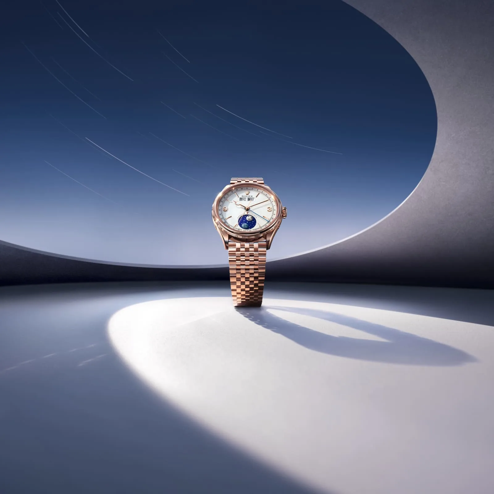 Rolex Perpetual Padellone in Everose gold with a white dial and Settimo bracelet against a blue celestial background. Image: Rolex.